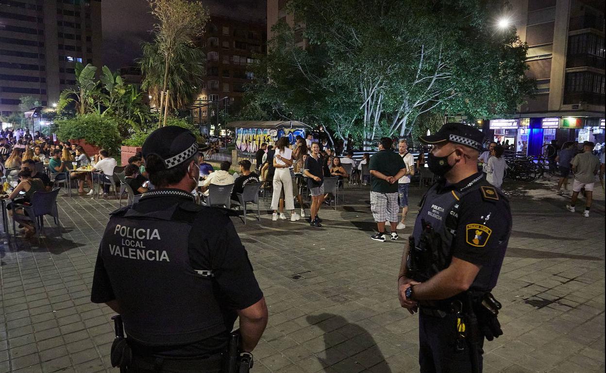 Control policial en una zona de botellón de Valencia. 