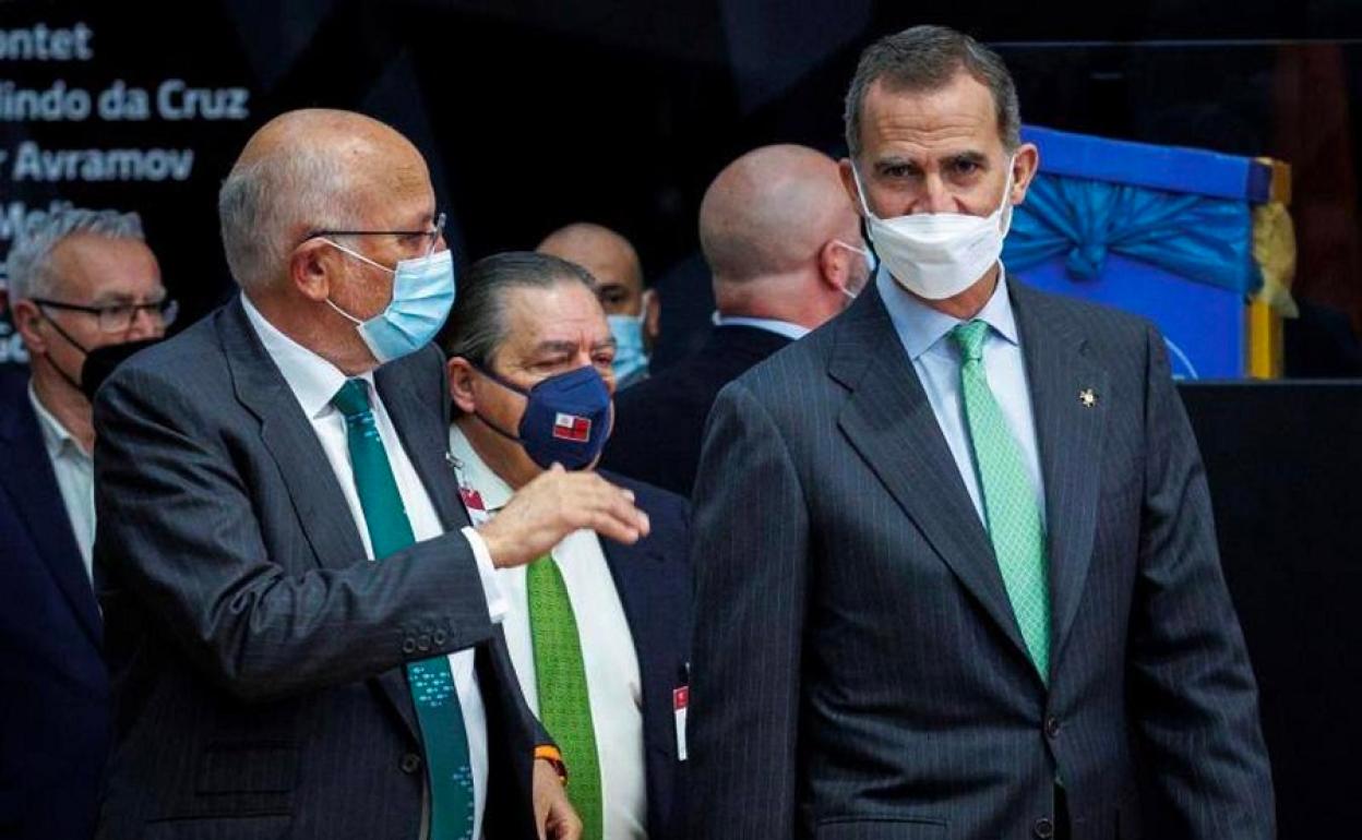 El rey Felipe VI con Juan Roig en la Alqueria del Basket. 