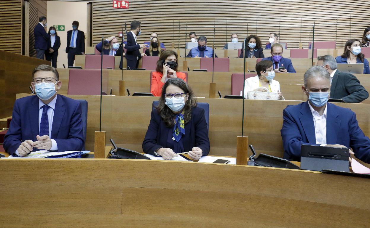 El presidente Puig, la vicepresidenta Oltra y el vicepresidente segundo Illueca, en Les Corts. 