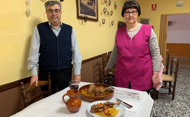 Andrés Martínez y Teresa Soler muestran el cordero al horno terminado y servido en una de las salas de la Venta Andreu de Castellonet de la Conquesta. 