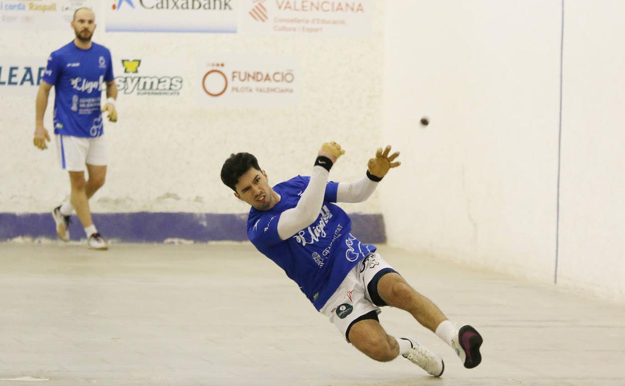 Seve golpea durante la partida disputada este miércoles en Guadassuar. 