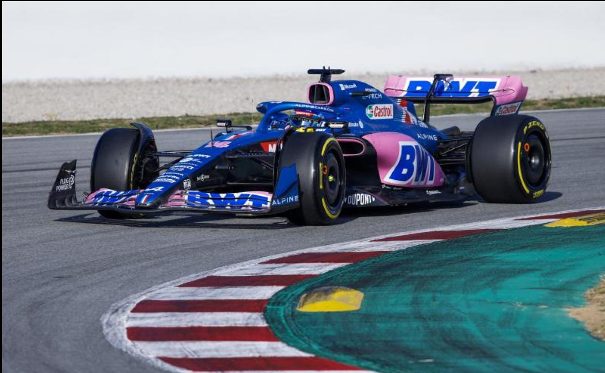 El Alpine de Fernando Alonso, durante los test de pretemporada en Montmeló.