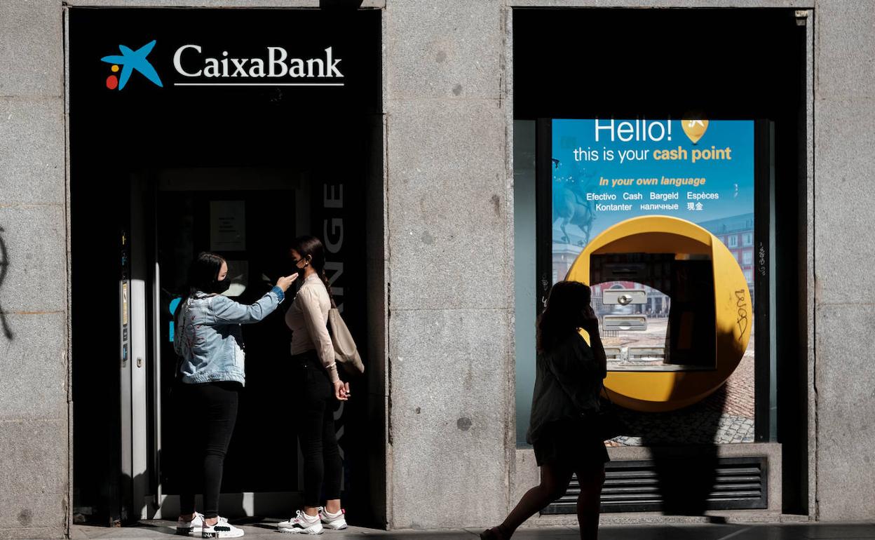 CaixaBank inicia los trámites del ERE para más de 2.000 empleos