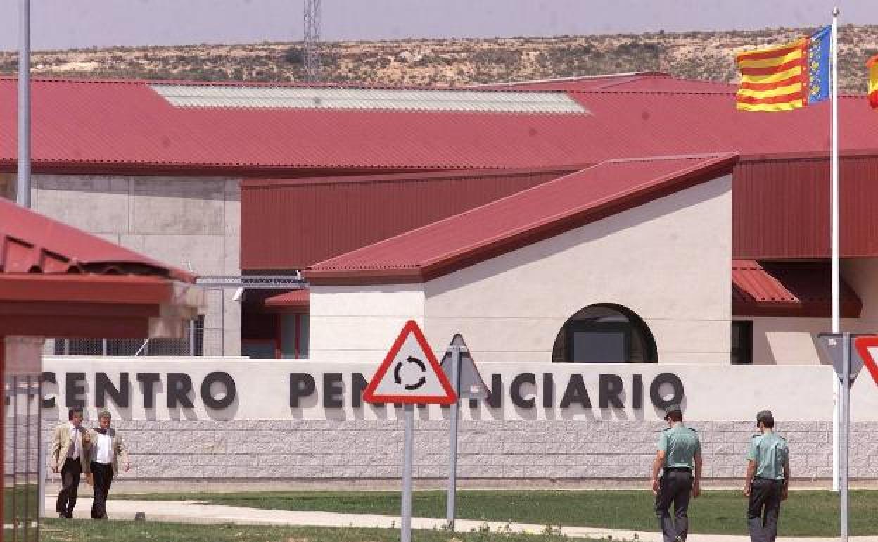 Acceso principal al Centro Penitenciario de Villena. 