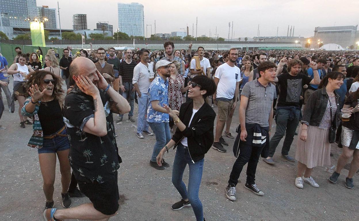 Varias personas asisten a un concierto del Primavera Sound.