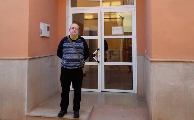 José Ramón Carbonell, de la Associació Històrica de Segart, a las puertas de la Casa de la Cultura. 