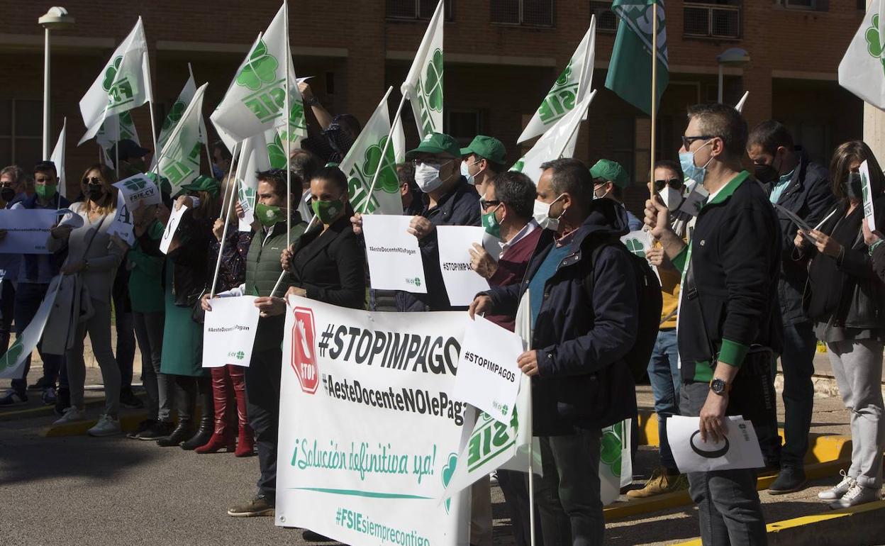 Concentración organizada el pasado viernes en la sede de la conselleria. 