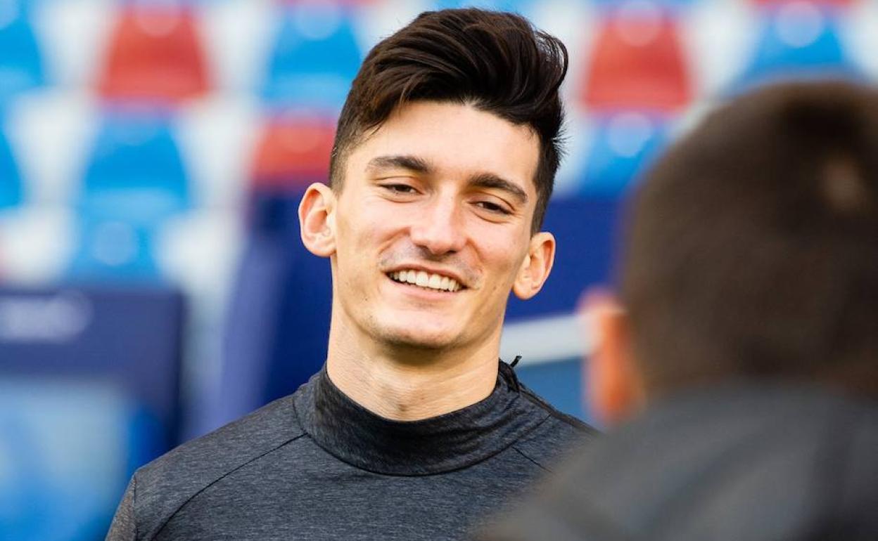 El centrocampista granota Pepelu sonríe durante el último entrenamiento del Levante, este jueves en el Ciutat de València. 