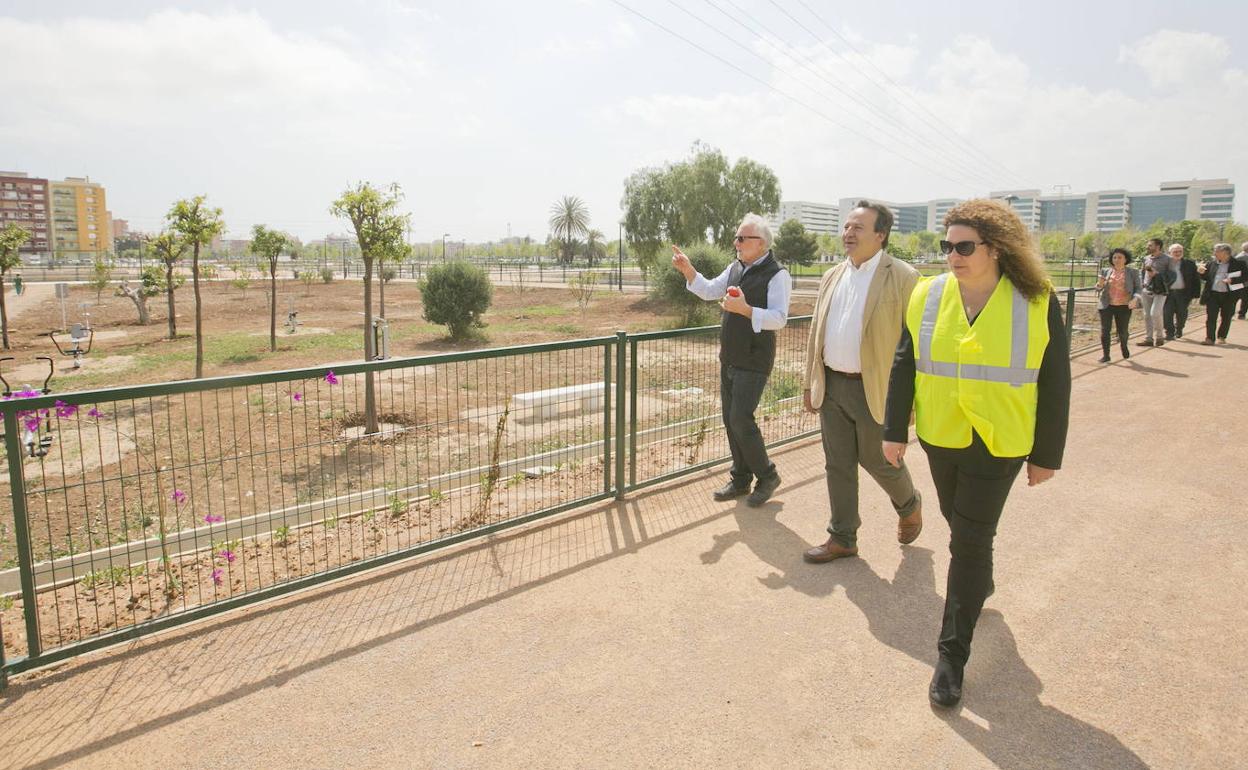 El entonces concejal de Urbanismo, Vicent Sarrià, visita el PAI de Malilla.