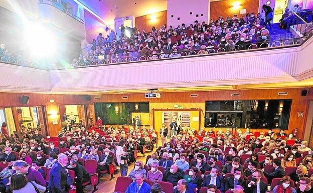 Una vista del salón de actos del Ateneo repleto de público. 