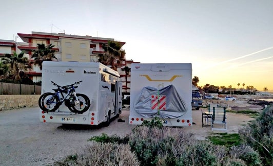 Autocaravanas aparcadas en Les Rotes. 