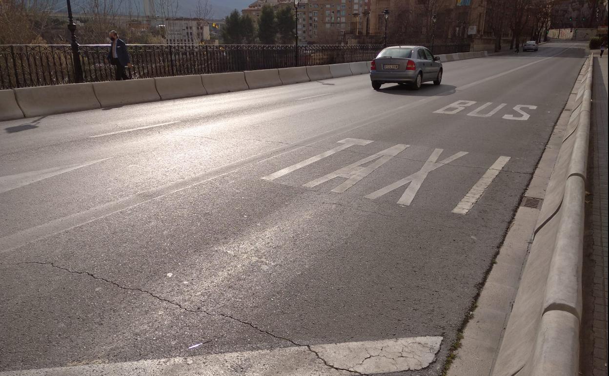 Carril bus sobre el Puente de María Cristina. 