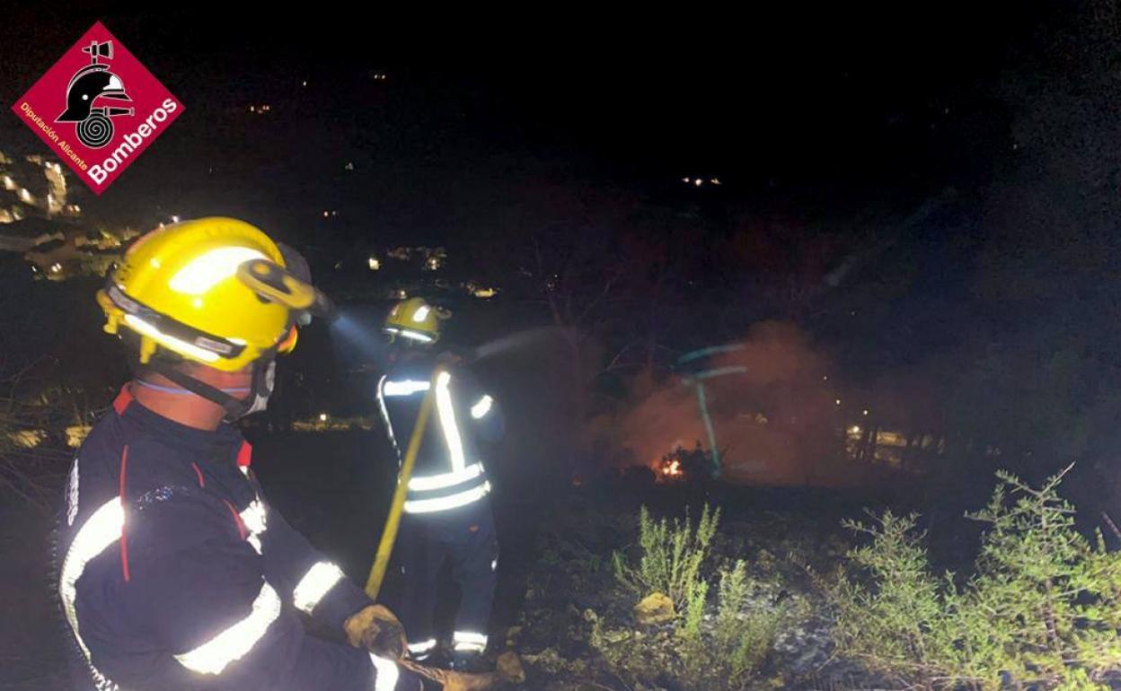 Las tareas de extinción en el incendio de Alcalalí. 