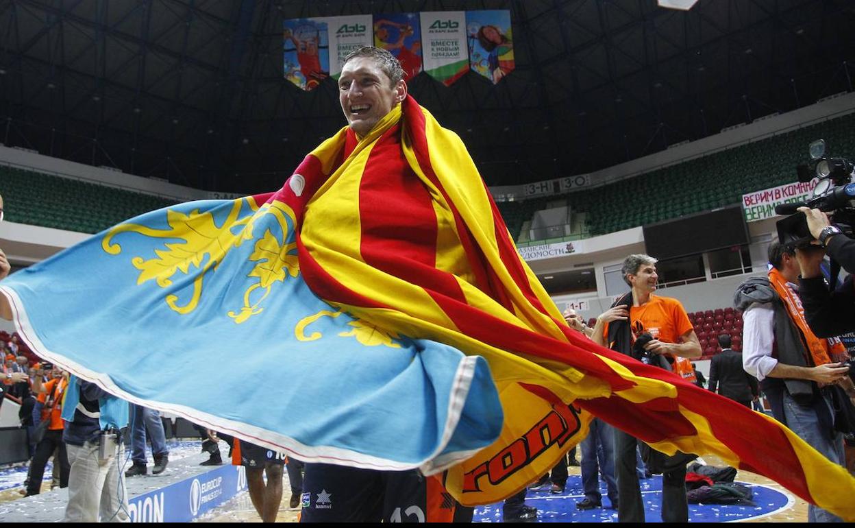 Lischhuk , envuelto en una senyera gigante celebrando en Kazán (Rusia) la Eurocup de 2014 conquistada por el Valencia Basket. 