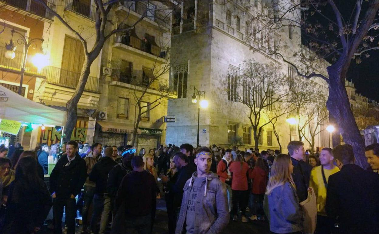 Público asistente a verbenas y actos nocturnos de Fallas junto a la Lonja. 