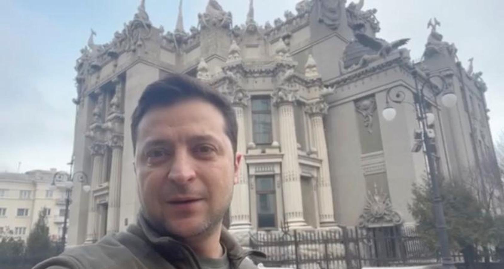 El presidente de Ucrania, Volodímir Zelenski, ha publicado un vídeo esta mañana para confirmar que las tropas rusas no han llegado al centro de Kiev.