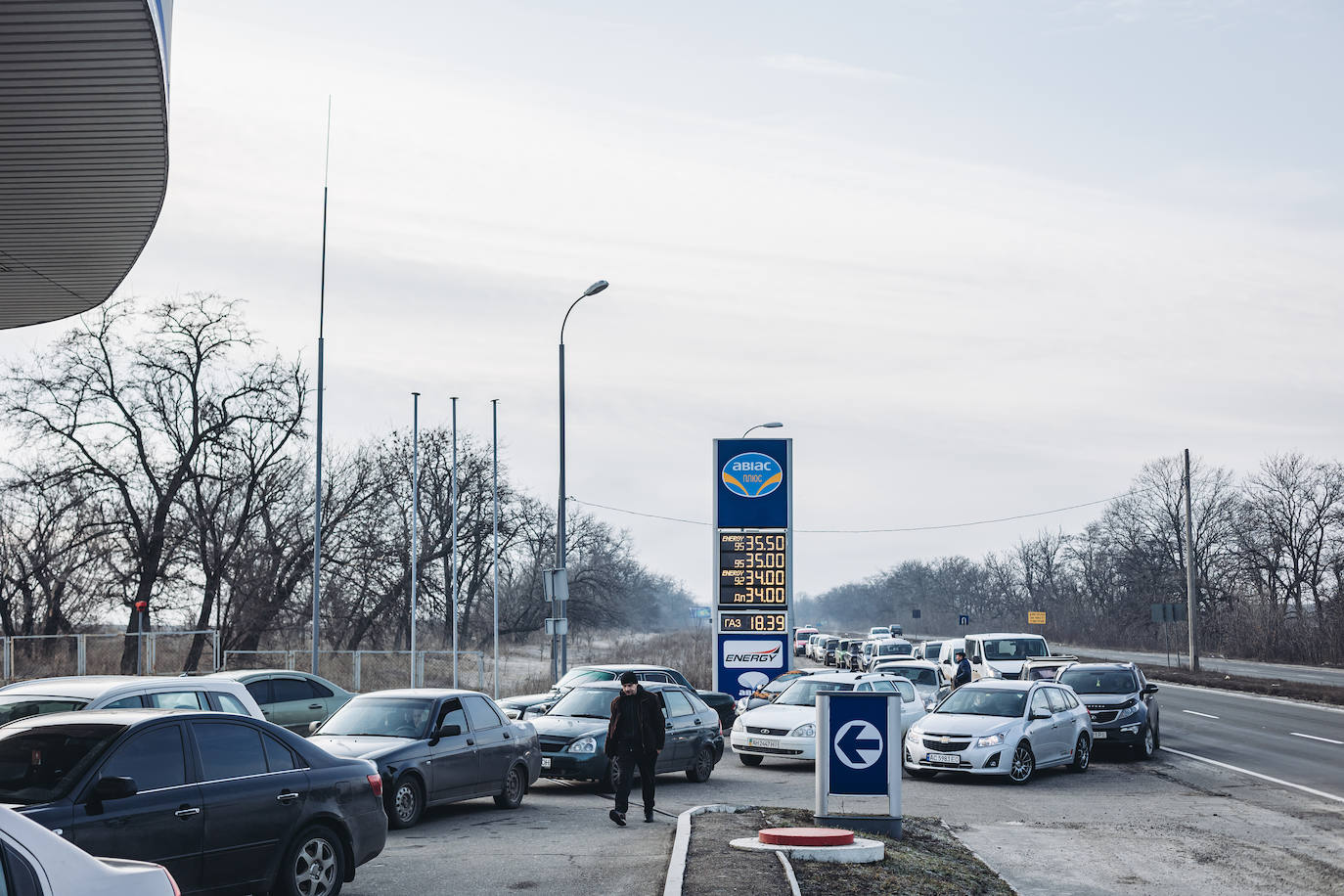 Rusia ataca la región del Donbass y los ciudadanos emprenden una huida masiva al tiempo que vacían los supermercados y llenan los depósitos de gasolina. 