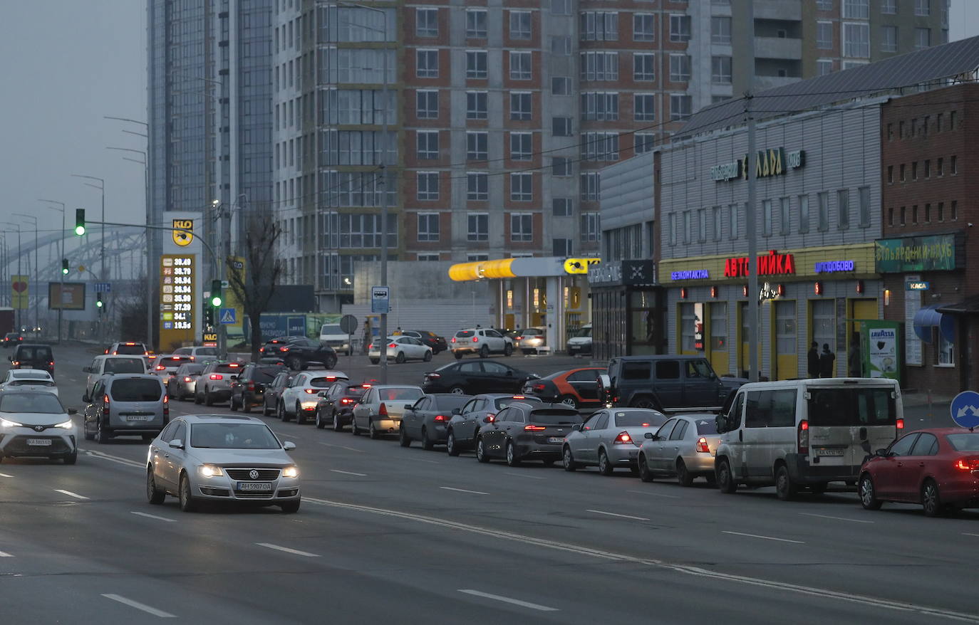 Rusia ataca la región del Donbass y los ciudadanos emprenden una huida masiva al tiempo que vacían los supermercados y llenan los depósitos de gasolina. 