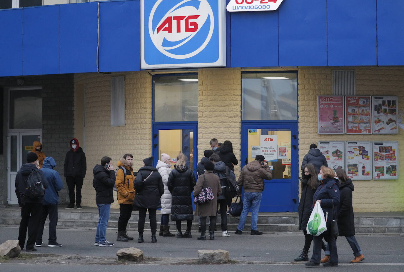 Rusia ataca la región del Donbass y los ciudadanos emprenden una huida masiva al tiempo que vacían los supermercados y llenan los depósitos de gasolina. 