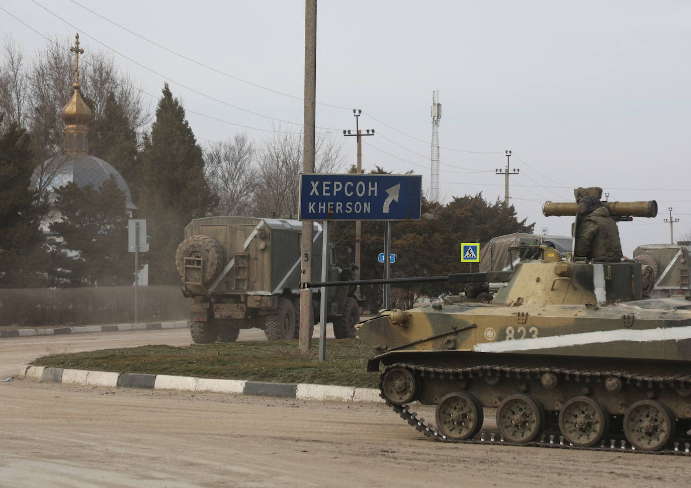 Rusia ataca la región del Donbass y los ciudadanos emprenden una huida masiva al tiempo que vacían los supermercados y llenan los depósitos de gasolina. 