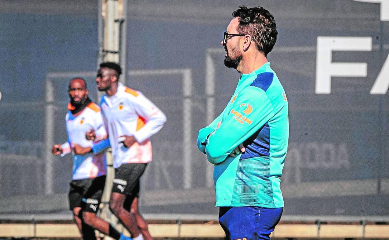 Bordalás observa el entrenamiento, con Foulquier y Diakhaby al fondo