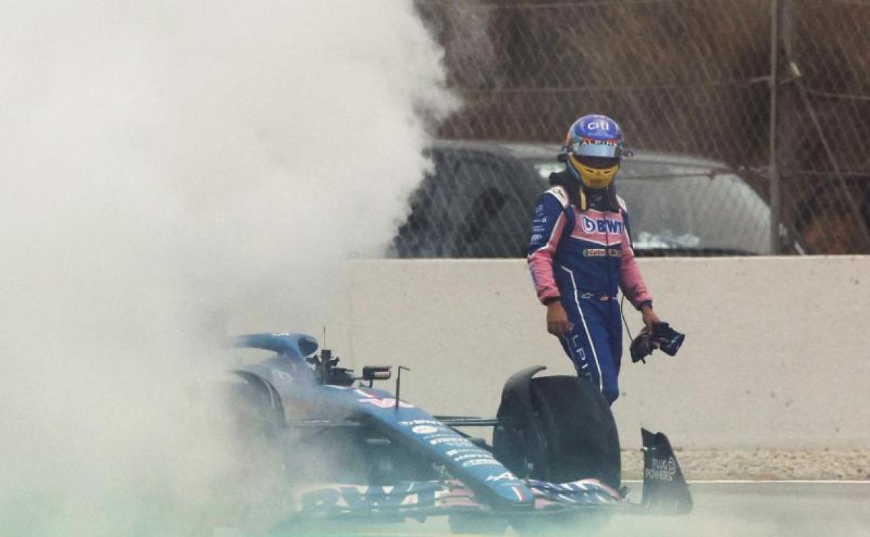 Fernando Alonso, tras sufrir la avería en su monoplaza. 