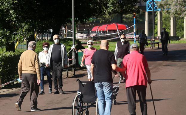 Jubilados paseando. 