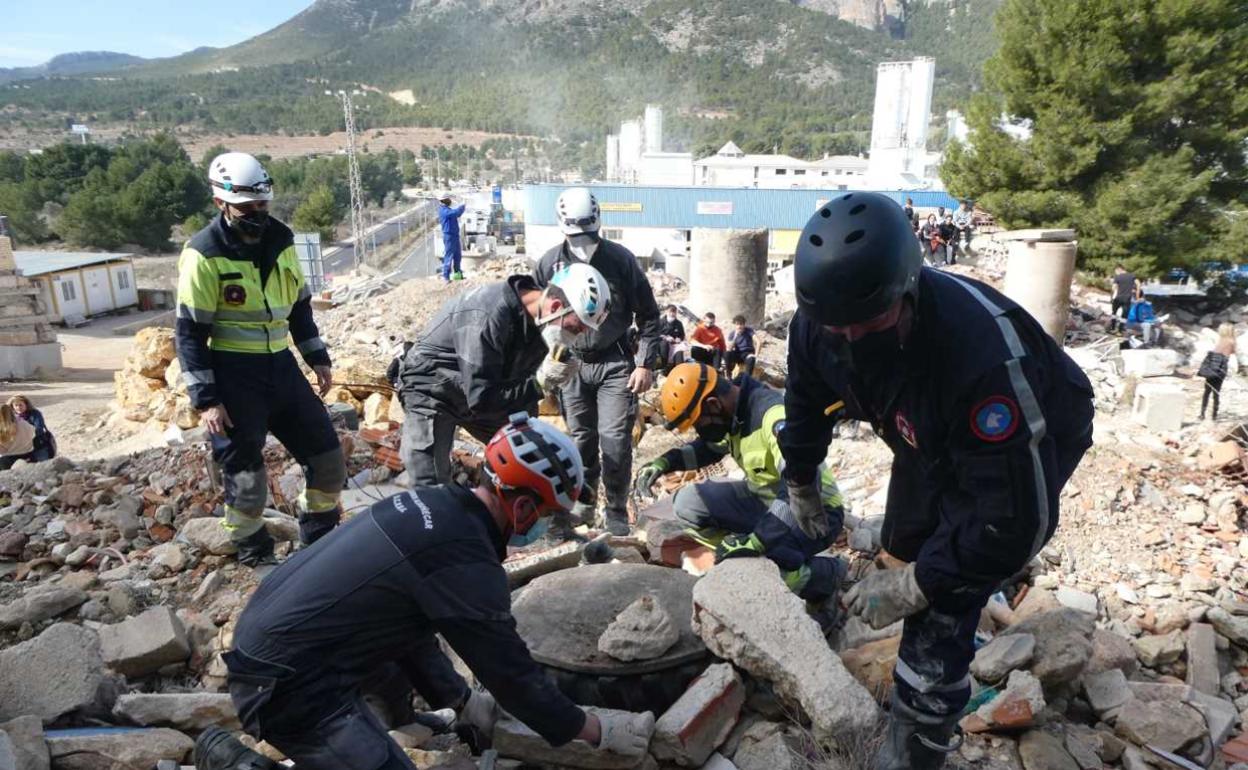 Los equipos de rescate se preparan en La Nucía para afrontar situaciones reales