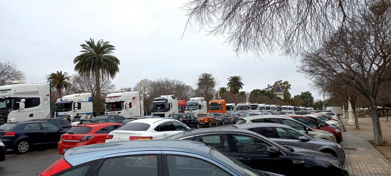 Manifestación de camioneros en el paseo de la Alameda de Valencia. 