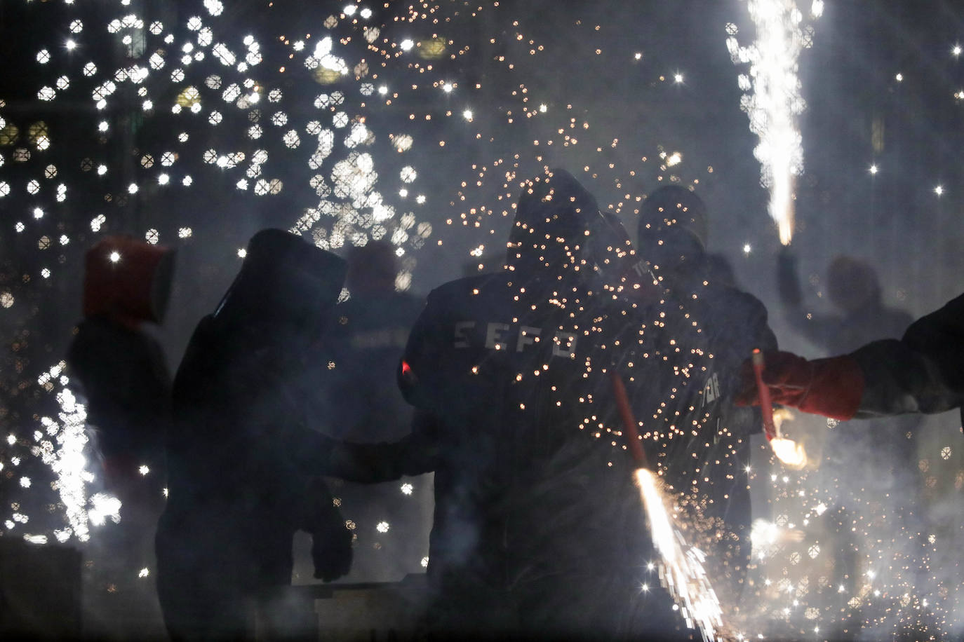 La Fallas 2022 han empezado. La Cordà ha llevado de nuevo la emoción e ilusión a la plaza del Ayuntamiento, que vuelve a ser la catedral de la pólvora. Con este espectáculo, se ha dado inicio a las fiestas josefinas, así como al extenso calendario pirotécnico que le espera a Valencia. 