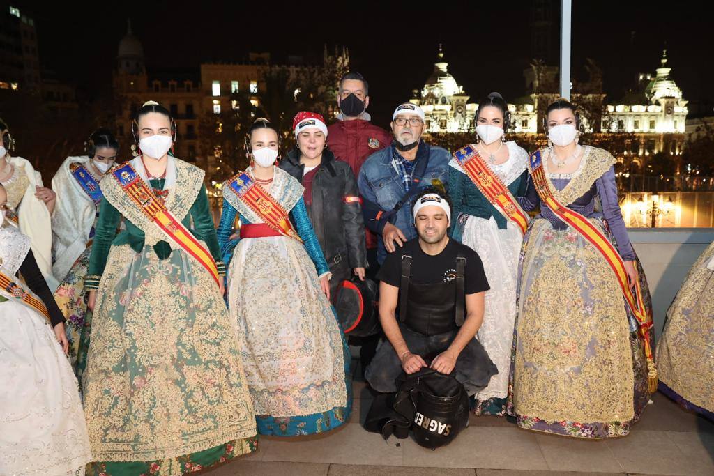 La Fallas 2022 han empezado. La Cordà ha llevado de nuevo la emoción e ilusión a la plaza del Ayuntamiento, que vuelve a ser la catedral de la pólvora. Con este espectáculo, se ha dado inicio a las fiestas josefinas, así como al extenso calendario pirotécnico que le espera a Valencia. 