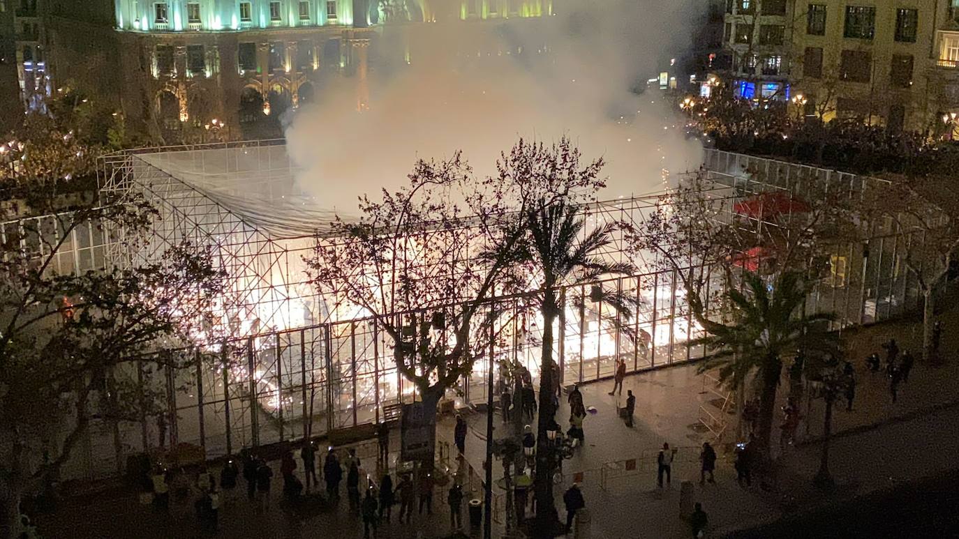 La Fallas 2022 han empezado. La Cordà ha llevado de nuevo la emoción e ilusión a la plaza del Ayuntamiento, que vuelve a ser la catedral de la pólvora. Con este espectáculo, se ha dado inicio a las fiestas josefinas, así como al extenso calendario pirotécnico que le espera a Valencia. 