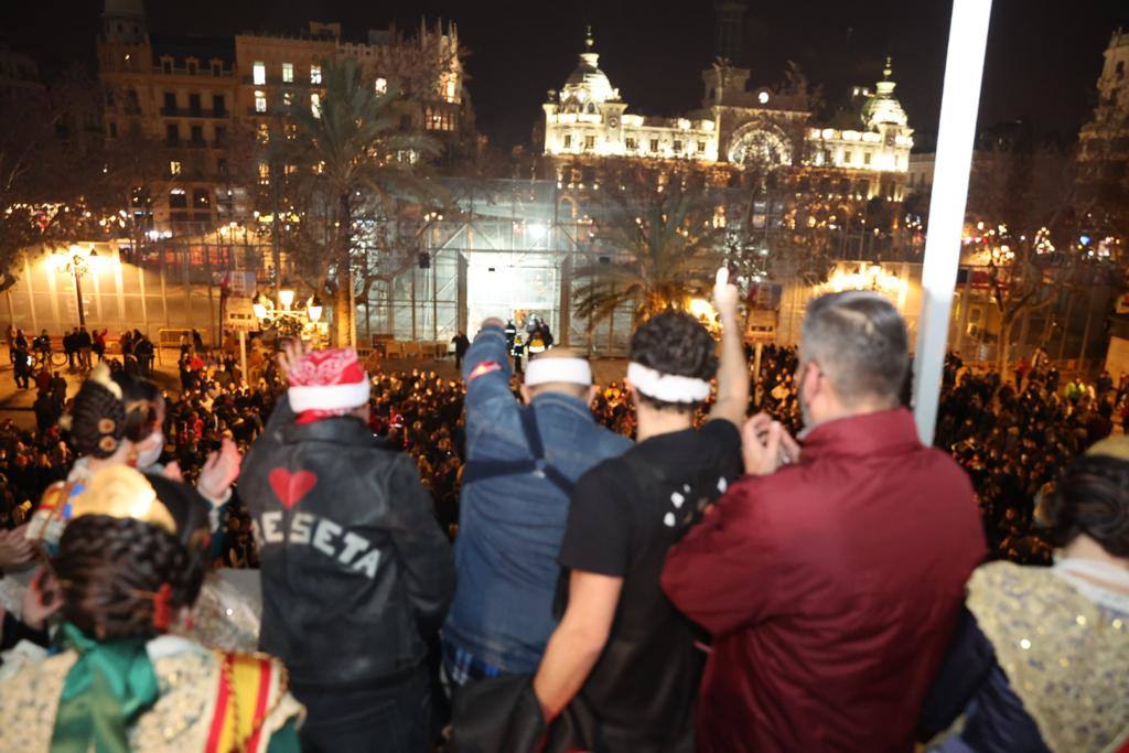 La Fallas 2022 han empezado. La Cordà ha llevado de nuevo la emoción e ilusión a la plaza del Ayuntamiento, que vuelve a ser la catedral de la pólvora. Con este espectáculo, se ha dado inicio a las fiestas josefinas, así como al extenso calendario pirotécnico que le espera a Valencia. 