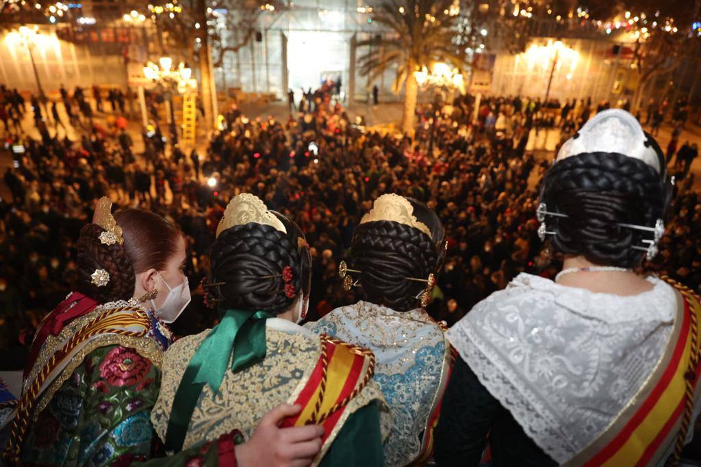 La Fallas 2022 han empezado. La Cordà ha llevado de nuevo la emoción e ilusión a la plaza del Ayuntamiento, que vuelve a ser la catedral de la pólvora. Con este espectáculo, se ha dado inicio a las fiestas josefinas, así como al extenso calendario pirotécnico que le espera a Valencia. 