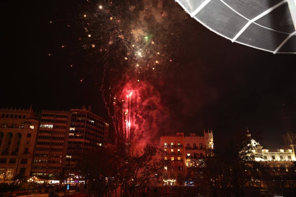 La Fallas 2022 han empezado. La Cordà ha llevado de nuevo la emoción e ilusión a la plaza del Ayuntamiento, que vuelve a ser la catedral de la pólvora. Con este espectáculo, se ha dado inicio a las fiestas josefinas, así como al extenso calendario pirotécnico que le espera a Valencia. 