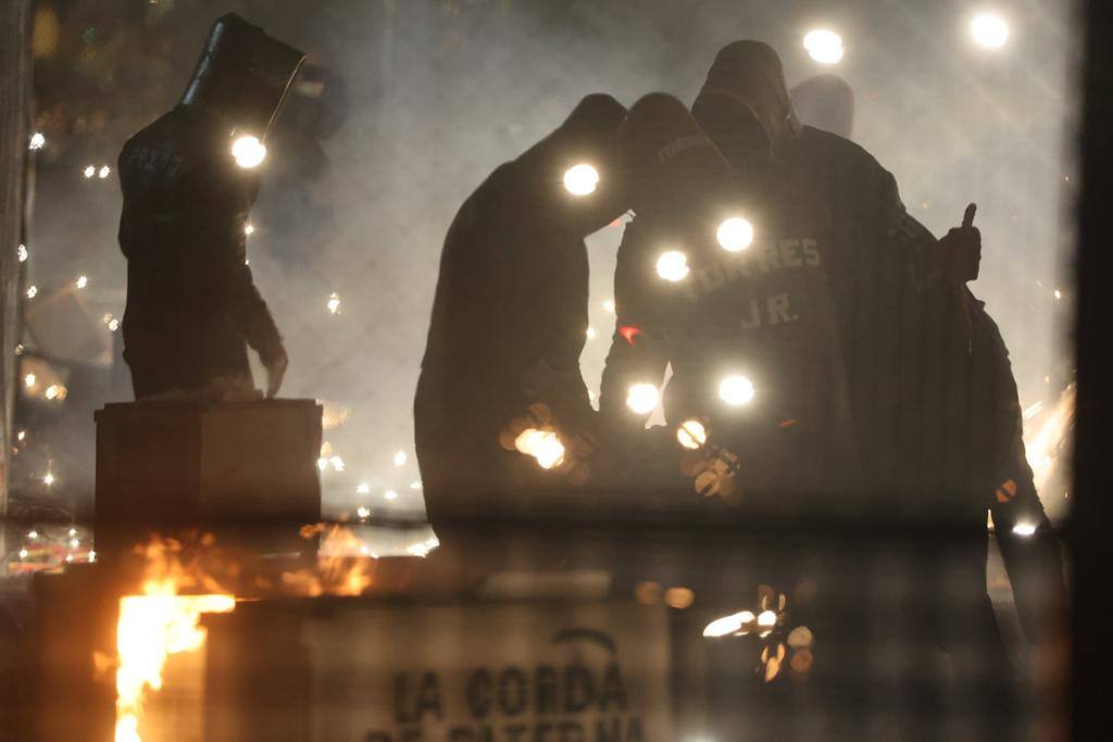 La Fallas 2022 han empezado. La Cordà ha llevado de nuevo la emoción e ilusión a la plaza del Ayuntamiento, que vuelve a ser la catedral de la pólvora. Con este espectáculo, se ha dado inicio a las fiestas josefinas, así como al extenso calendario pirotécnico que le espera a Valencia. 