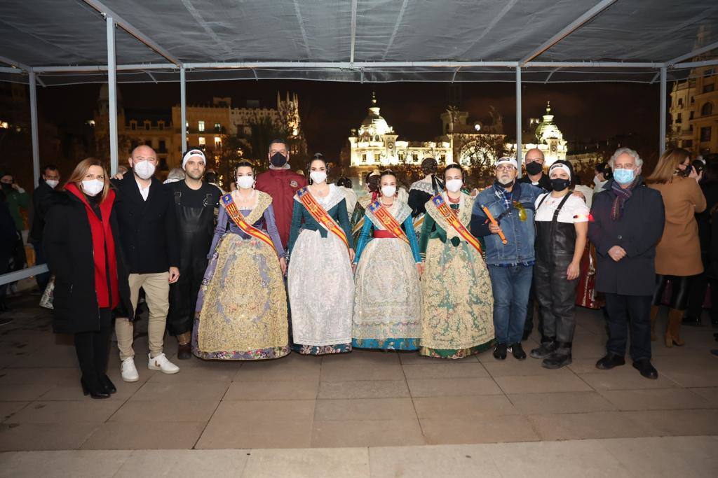 La Fallas 2022 han empezado. La Cordà ha llevado de nuevo la emoción e ilusión a la plaza del Ayuntamiento, que vuelve a ser la catedral de la pólvora. Con este espectáculo, se ha dado inicio a las fiestas josefinas, así como al extenso calendario pirotécnico que le espera a Valencia. 