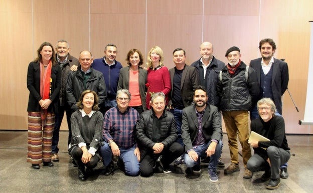 Mariona Brines, primera por la izquierda, junto a los poetas participantes en la mañana poética. 