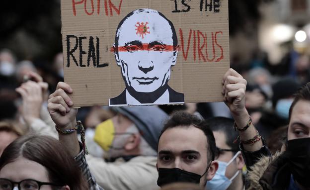 Imagen principal - Parte de la comunidad ucraniana de Valencia se concentra en la plaza de la Virgen en protesta por la guerra iniciada por Rusia en Ucrania. 