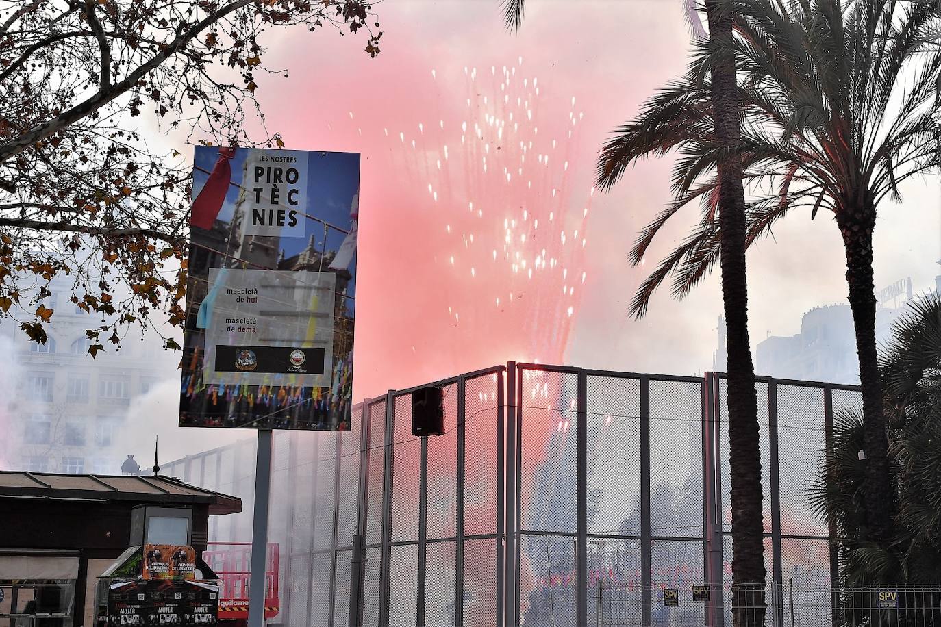 Fotos: Búscate en la mascletà del 27 de febrero