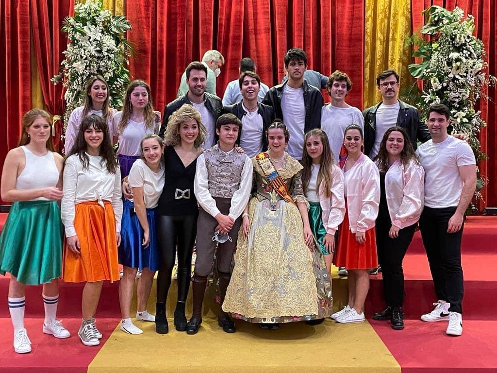 Aitana Jordà, fallera mayor infantil de la comisión, junto a su presidente infantil, Raúl Hernández, con el grupo de jóvenes que actuaron como Grease en el play-back.