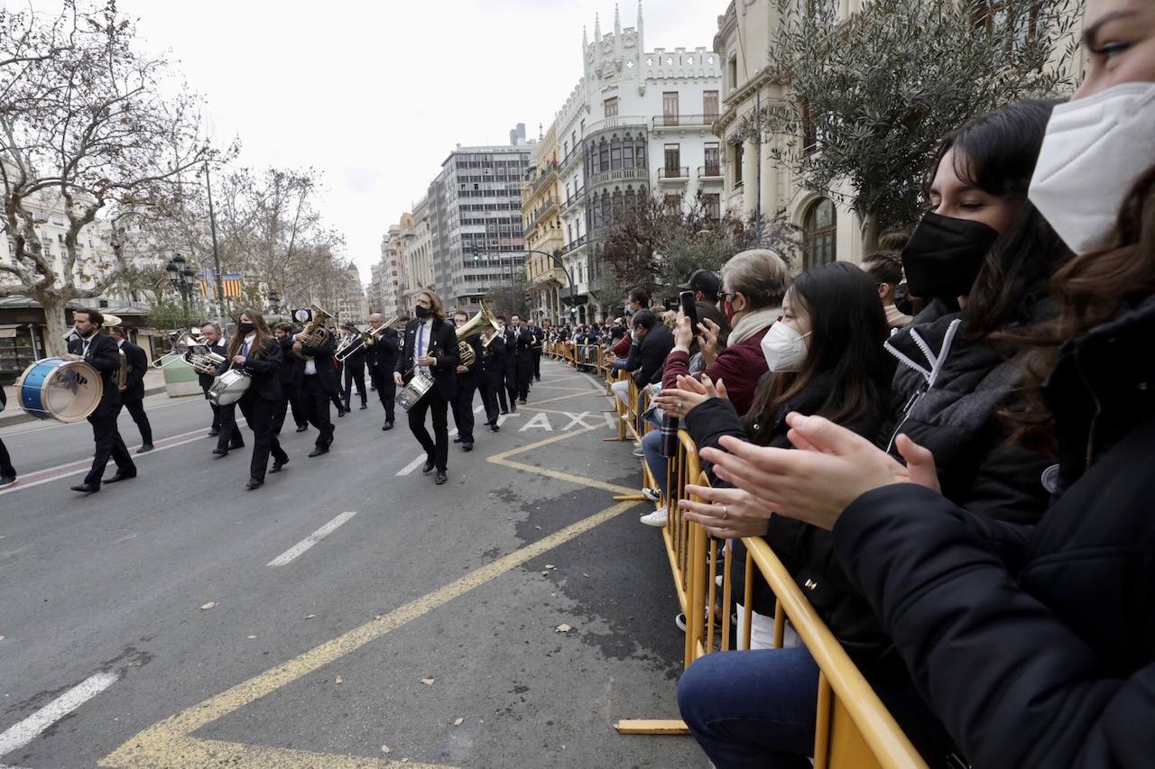 Entrada de Bandas de Música en la plaza del Ayuntamiento.El acto se ha celebrado el día de la Crida, momentos antes de la mascletà del 27 de febrero de 2022. 