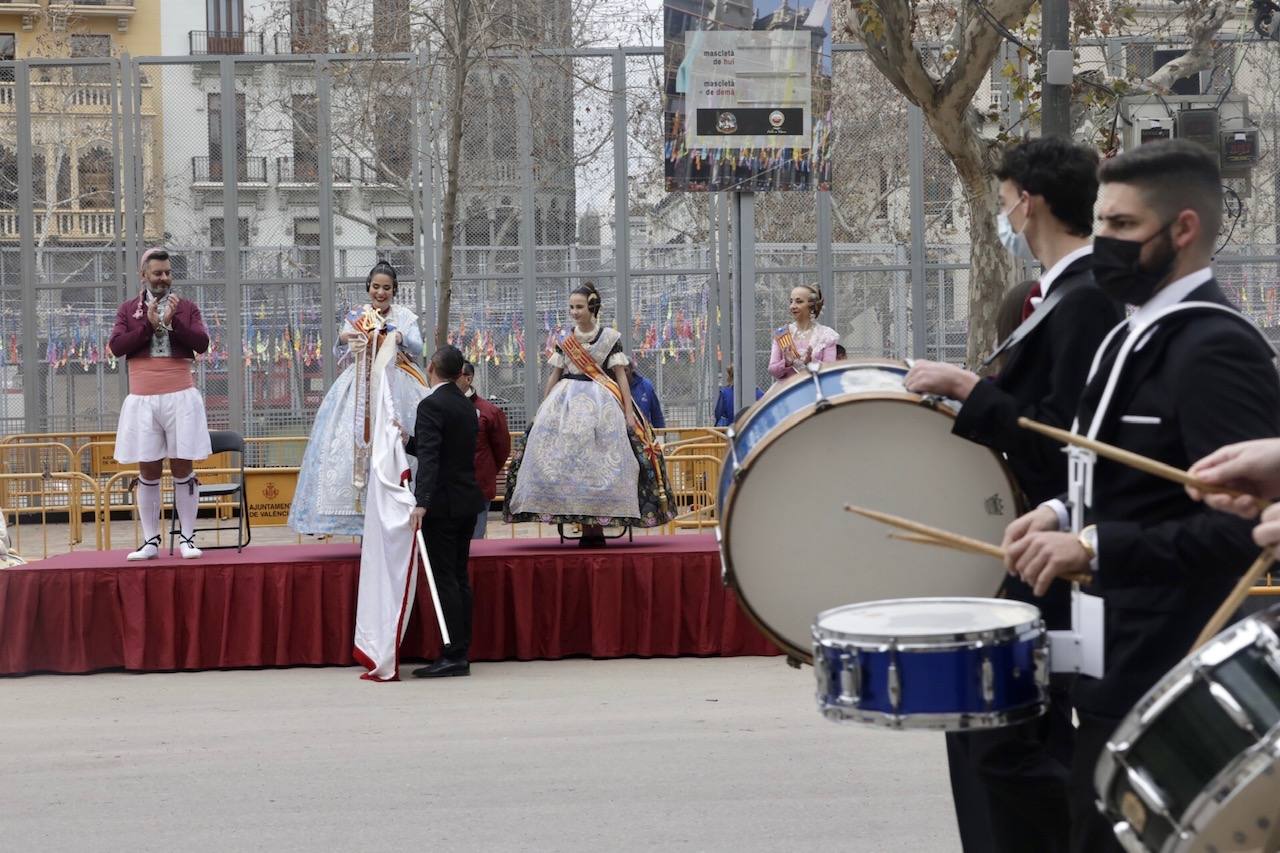 Entrada de Bandas de Música en la plaza del Ayuntamiento.El acto se ha celebrado el día de la Crida, momentos antes de la mascletà del 27 de febrero de 2022. 