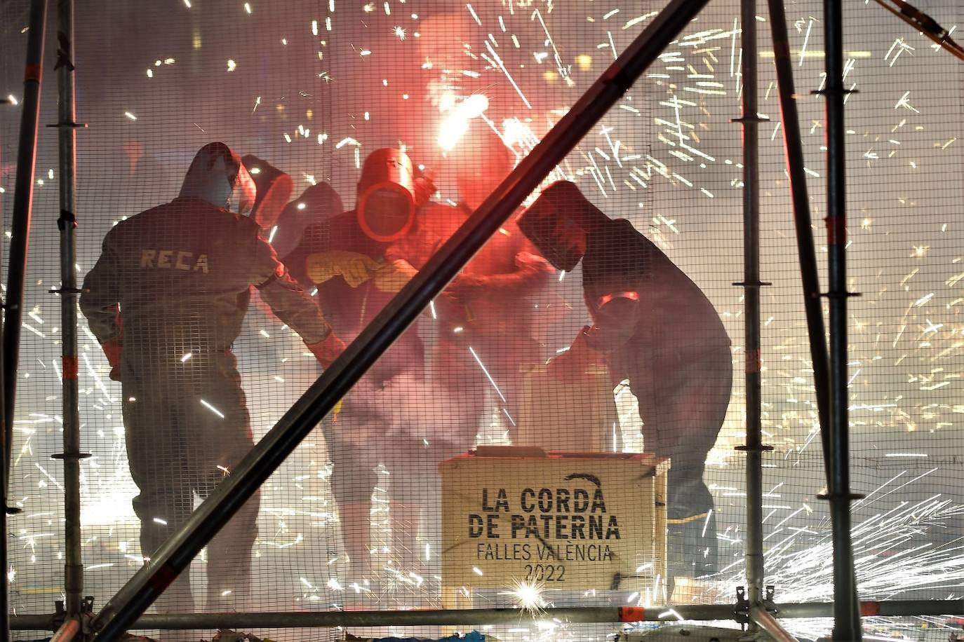 La Fallas 2022 han empezado. La Cordà ha llevado de nuevo la emoción e ilusión a la plaza del Ayuntamiento, que vuelve a ser la catedral de la pólvora. Con este espectáculo, se ha dado inicio a las fiestas josefinas, así como al extenso calendario pirotécnico que le espera a Valencia. 