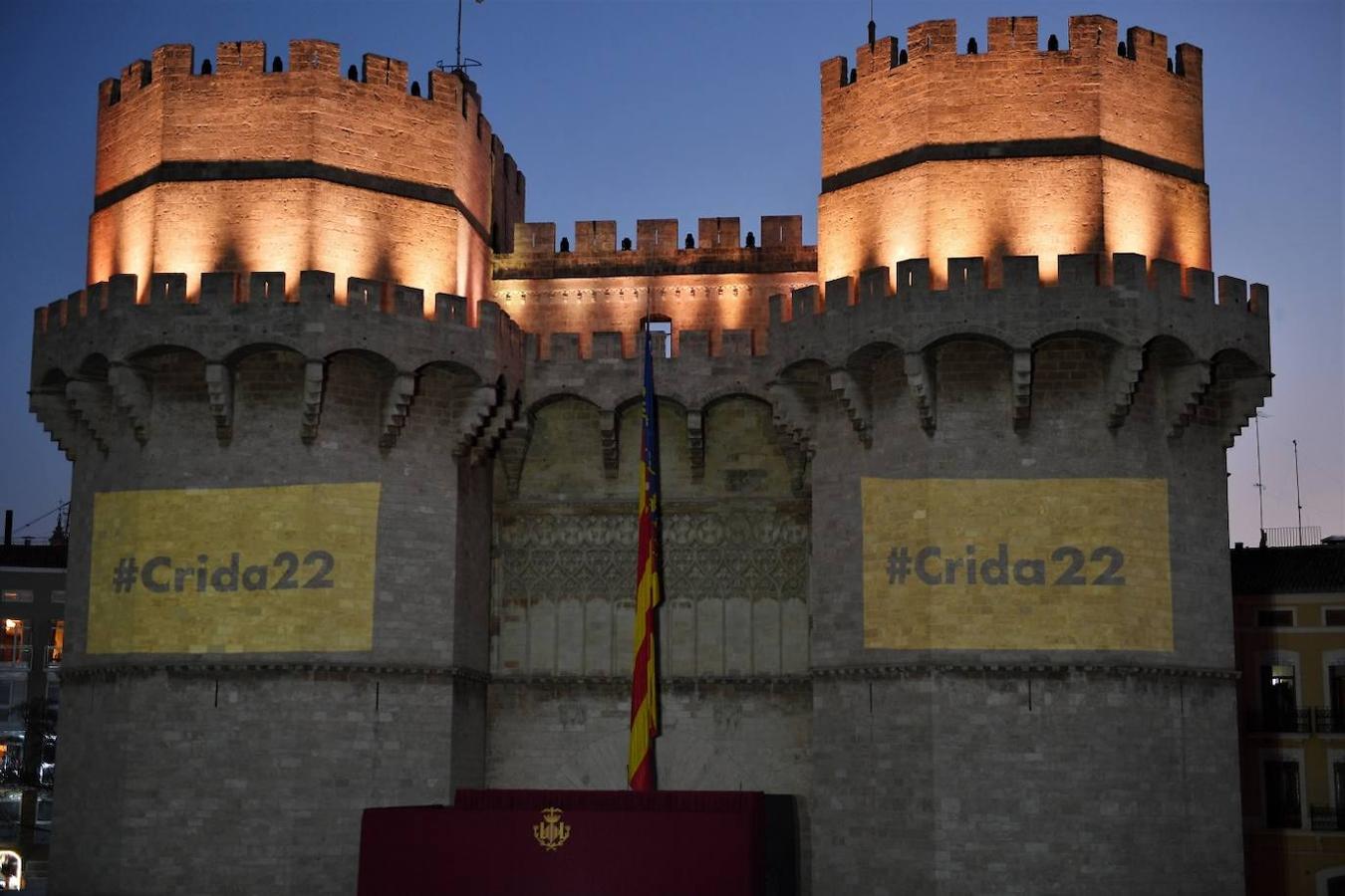 Valencia da la bienvenida a las Fallas 2022 este domingo con la Crida. Las Falleras Mayores de Valencia llaman a los falleros, vecinos y turistas a disfrutar de las fiestas josefinas. El entorno de las Torres de Serranos se ha llenado de música, color y, sobre todo, ilusión por devolver la fiesta a la ciudad. 