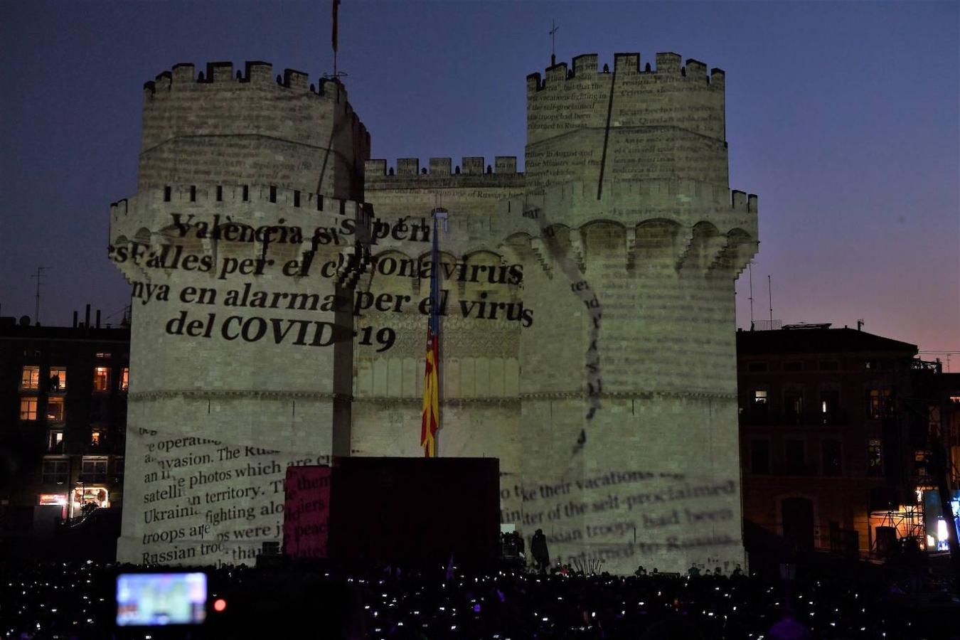 Valencia da la bienvenida a las Fallas 2022 este domingo con la Crida. Las Falleras Mayores de Valencia llaman a los falleros, vecinos y turistas a disfrutar de las fiestas josefinas. El entorno de las Torres de Serranos se ha llenado de música, color y, sobre todo, ilusión por devolver la fiesta a la ciudad. 