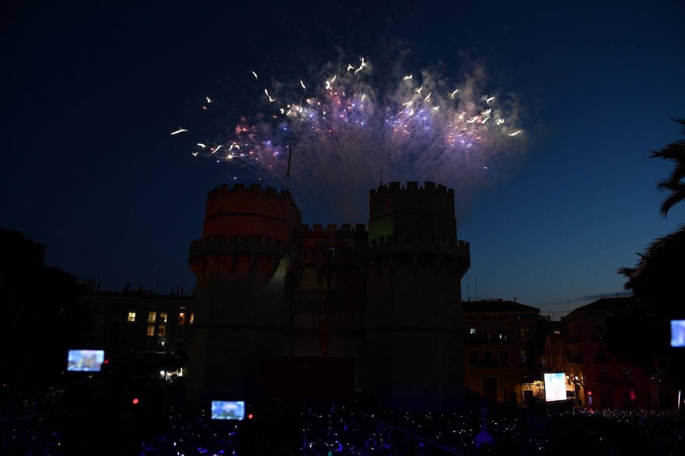 Valencia da la bienvenida a las Fallas 2022 este domingo con la Crida. Las Falleras Mayores de Valencia llaman a los falleros, vecinos y turistas a disfrutar de las fiestas josefinas. El entorno de las Torres de Serranos se ha llenado de música, color y, sobre todo, ilusión por devolver la fiesta a la ciudad. 