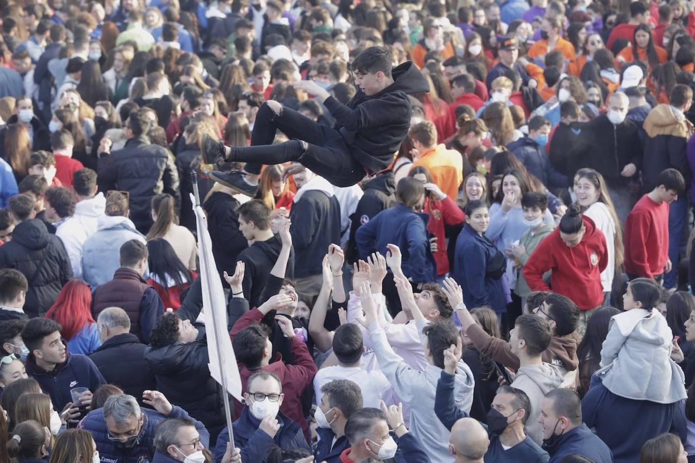 Valencia da la bienvenida a las Fallas 2022 este domingo con la Crida. Las Falleras Mayores de Valencia llaman a los falleros, vecinos y turistas a disfrutar de las fiestas josefinas. El entorno de las Torres de Serranos se ha llenado de música, color y, sobre todo, ilusión por devolver la fiesta a la ciudad. 