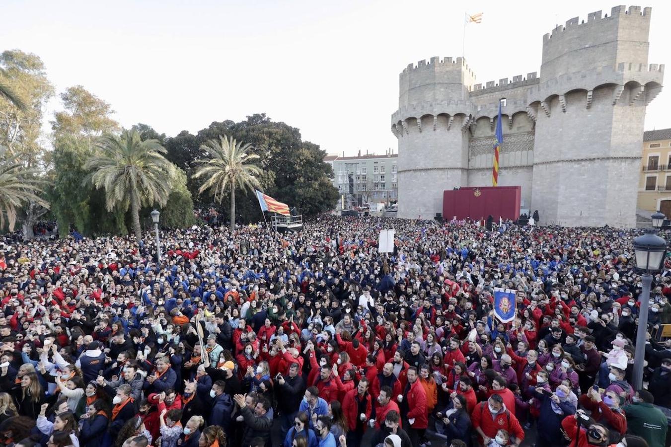 Valencia da la bienvenida a las Fallas 2022 este domingo con la Crida. Las Falleras Mayores de Valencia llaman a los falleros, vecinos y turistas a disfrutar de las fiestas josefinas. El entorno de las Torres de Serranos se ha llenado de música, color y, sobre todo, ilusión por devolver la fiesta a la ciudad. 