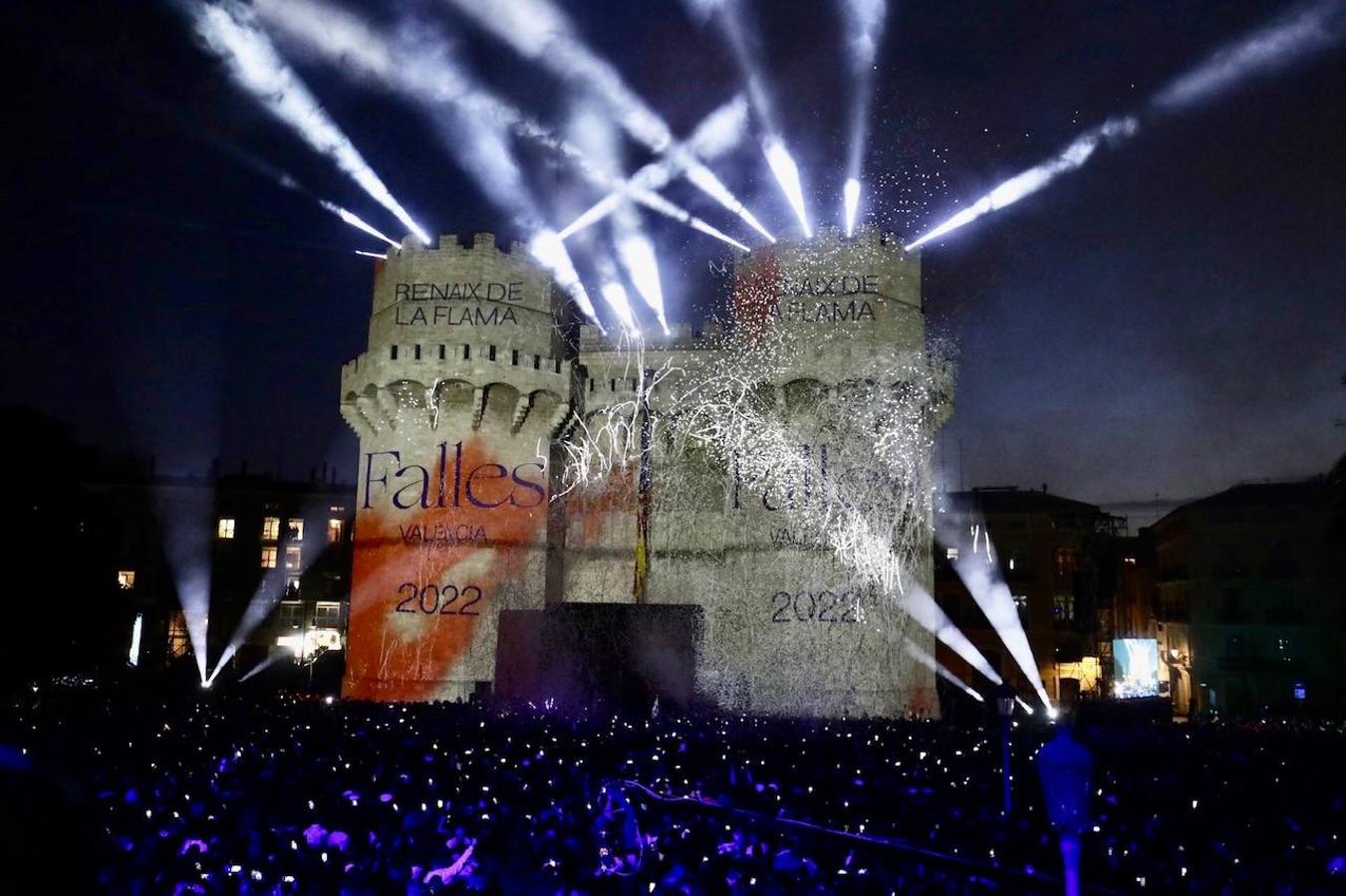 Valencia da la bienvenida a las Fallas 2022 este domingo con la Crida. Las Falleras Mayores de Valencia llaman a los falleros, vecinos y turistas a disfrutar de las fiestas josefinas. El entorno de las Torres de Serranos se ha llenado de música, color y, sobre todo, ilusión por devolver la fiesta a la ciudad. 